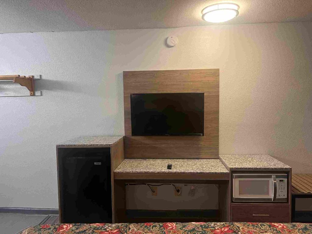 TV a/nebo společenská místnost v ubytování Fairbridge Inn & Suites