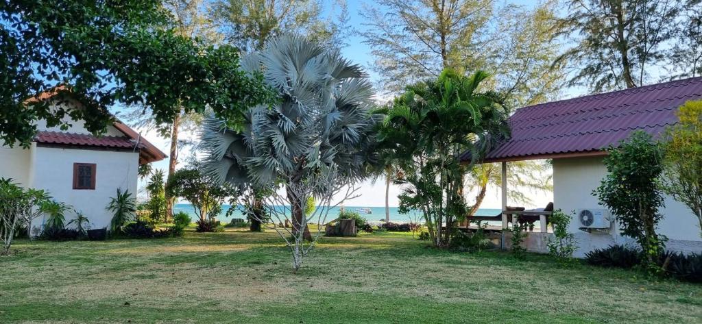 Zahrada ubytování TK Beach Resort Koh Mak