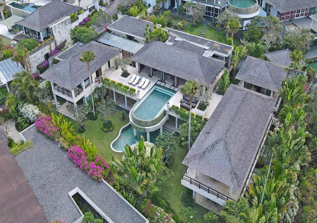 an aerial view of a house with a swimming pool at Villa Cantik Pandawa By Fays Hospitality in Ungasan