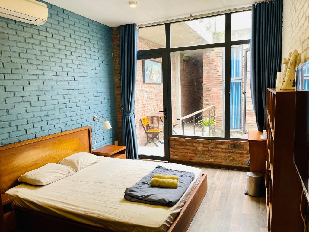 1 dormitorio con cama y ventana grande en Kiara's Home en Hai Phong