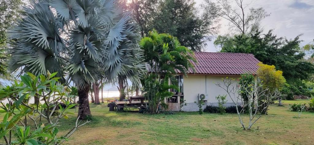 Zahrada ubytování TK Beach Resort Koh Mak