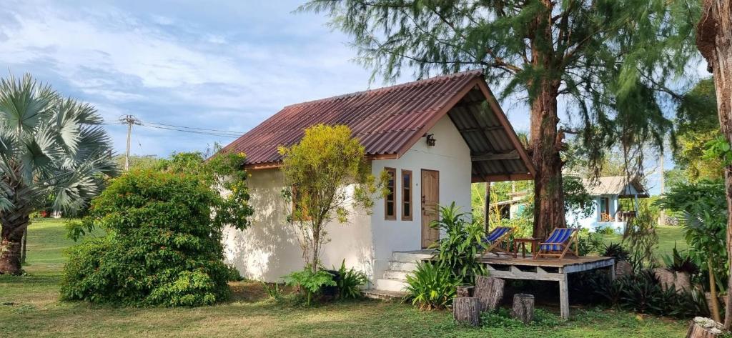 Zahrada ubytování TK Beach Resort Koh Mak
