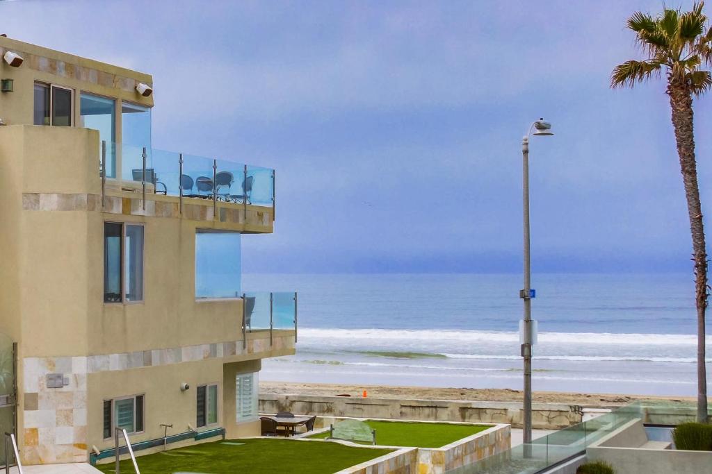 a building with a view of the beach and the ocean at Oceanbreeze - newly remodeled delightful oasis in the heart of Mission Beach, sleeps 6 in San Diego
