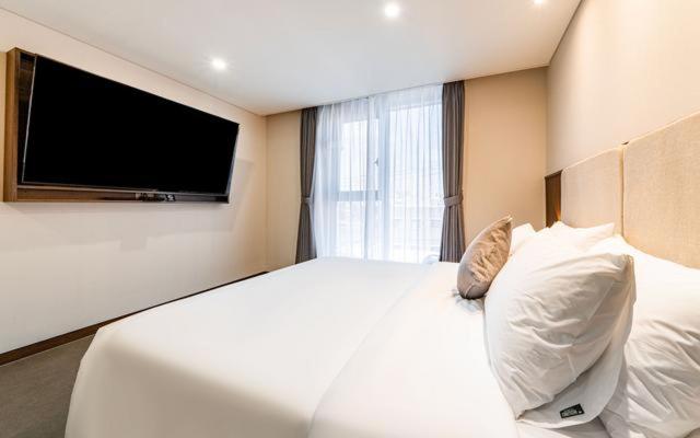 Postel nebo postele na pokoji v ubytování Hound Hotel Gijang Osiria