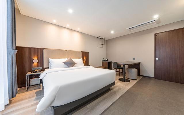 Postel nebo postele na pokoji v ubytování Hound Hotel Gijang Osiria