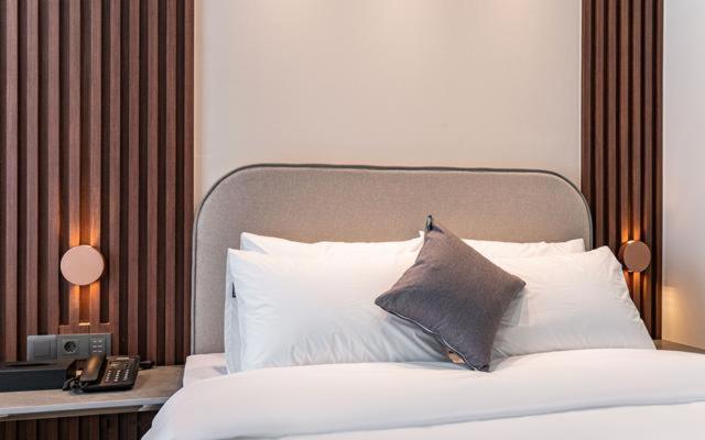 Postel nebo postele na pokoji v ubytování Hound Hotel Gijang Osiria