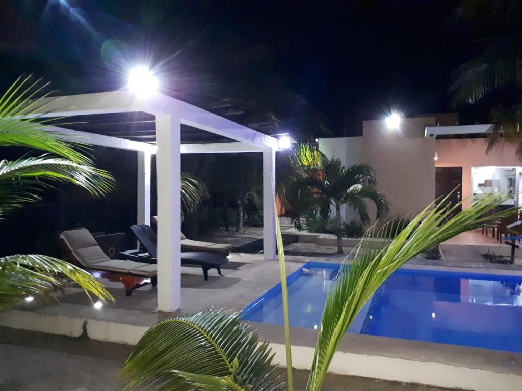 un pergolato accanto alla piscina di notte di Casa MariDali Telchac Puerto a Telchac Puerto