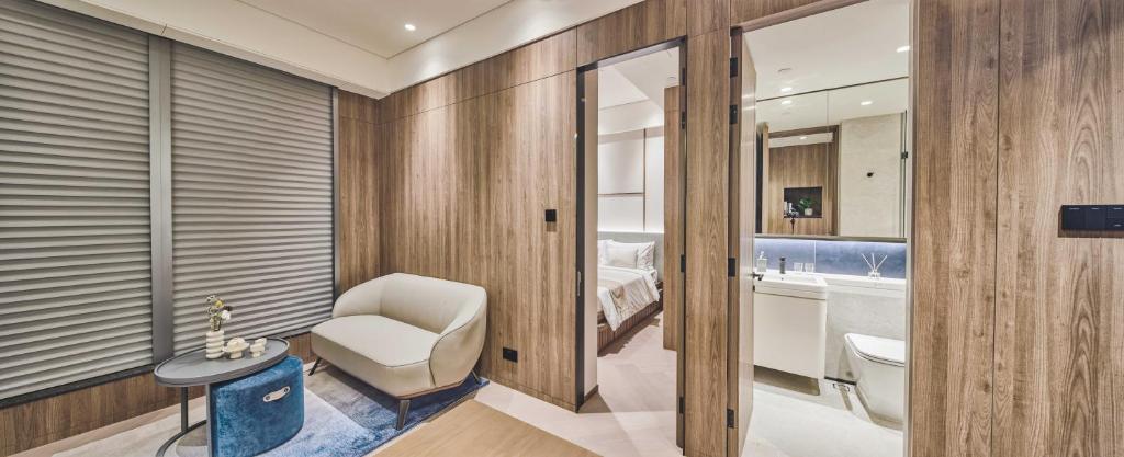 bagno con sedia bianca e lavandino di The Stellar a Hong Kong