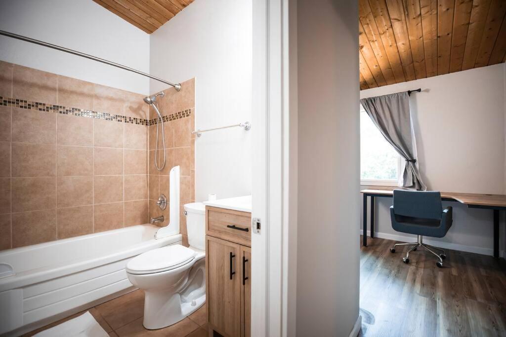baño con aseo y lavabo y escritorio en Cozy, comfortable haven with hot tub near Bangor base and hospital, en Silverdale