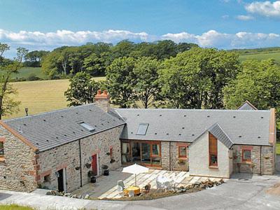 una gran casa de ladrillo con aphalt en Milton Byre, en Rothesay