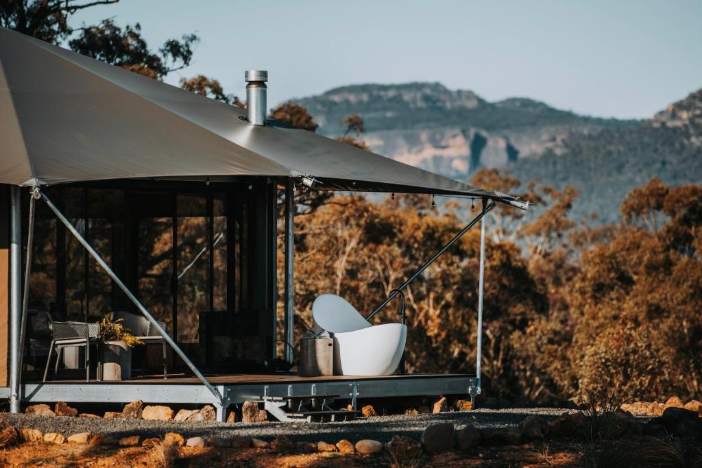 Nespecifikovaný výhled na hory nebo výhled na hory při pohledu z luxury tent