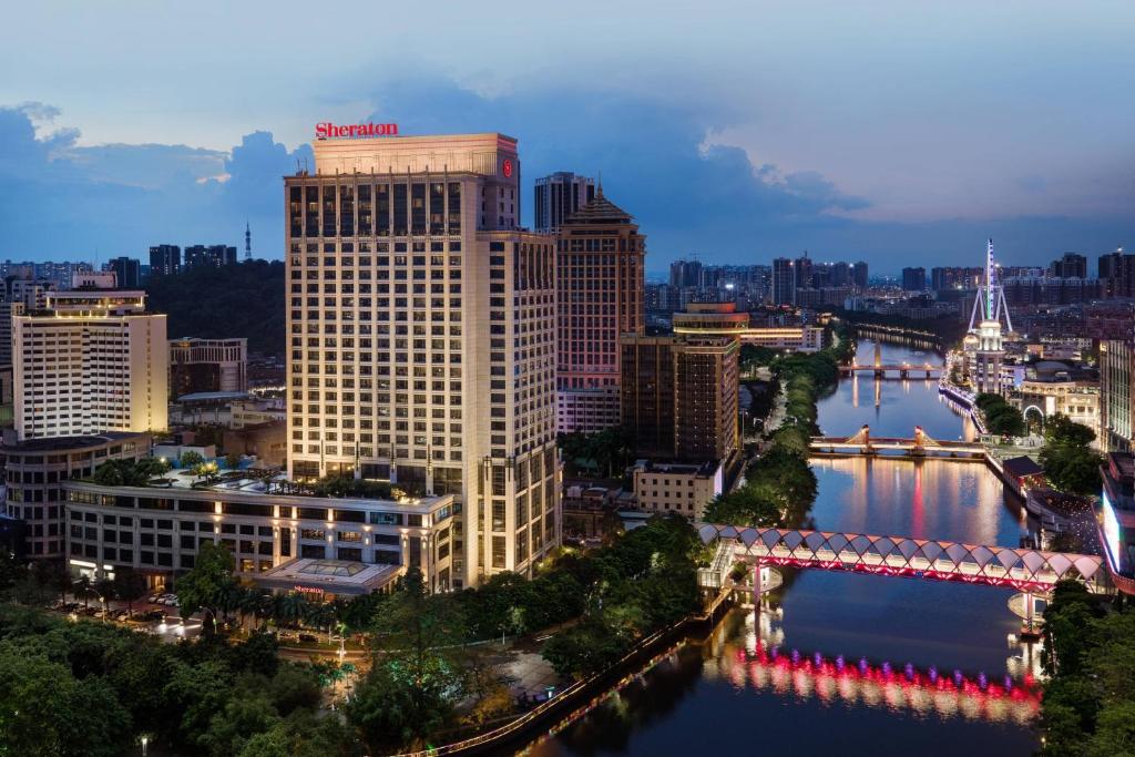 vistas a una ciudad con río y edificios en Sheraton Zhongshan Hotel, en Zhongshan