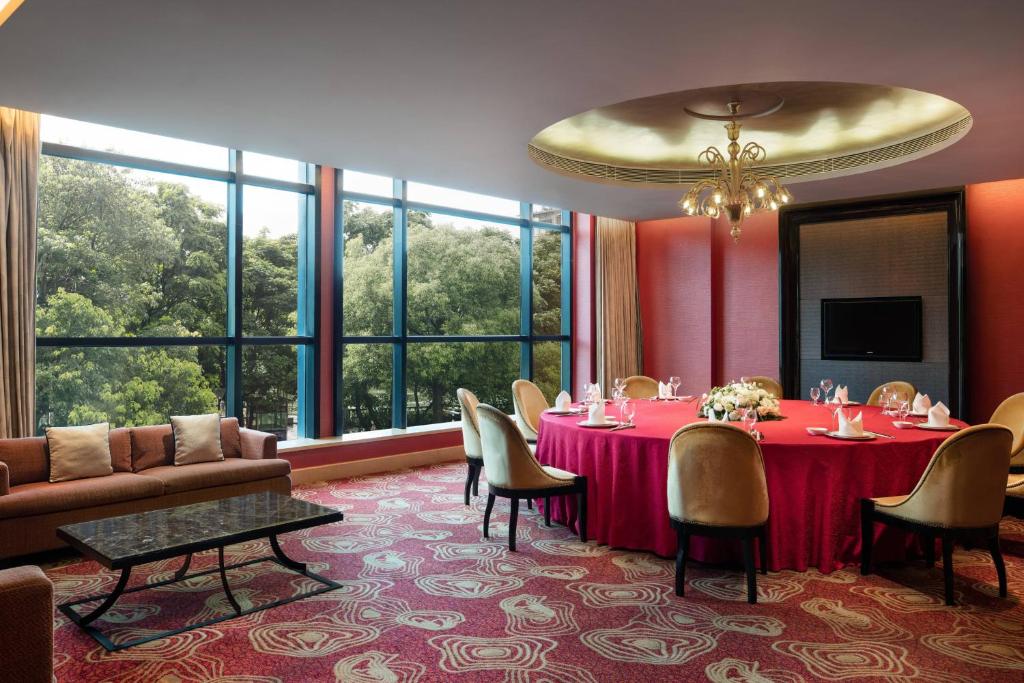 TV a/nebo společenská místnost v ubytování Sheraton Zhongshan Hotel