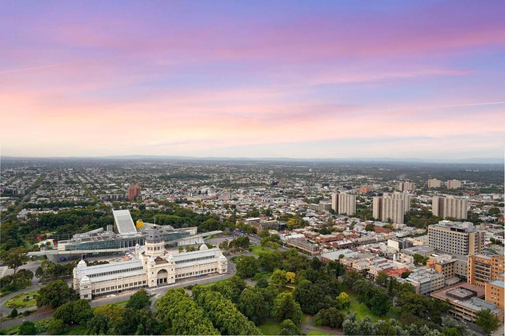 een luchtzicht op een stad met een gebouw bij Boutique 3B2B2Carpark Carlton Garden at Doorstep in Melbourne