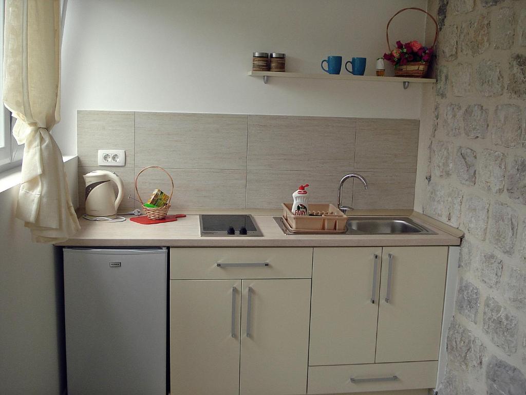 Kotor Kelly Apartments - 17