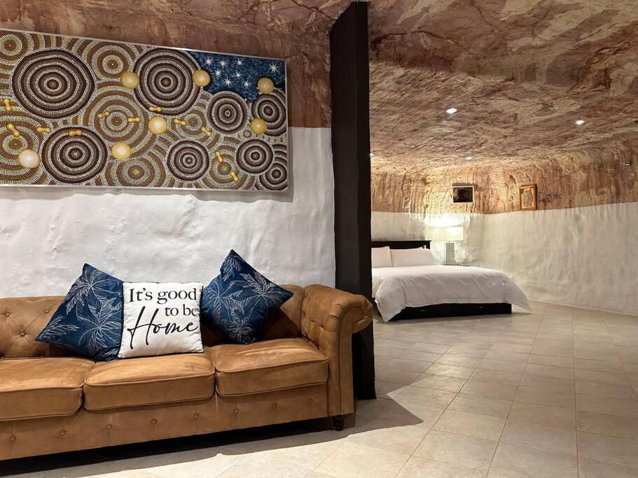 Llit o llits en una habitació de Cozy Cave Coober Pedy