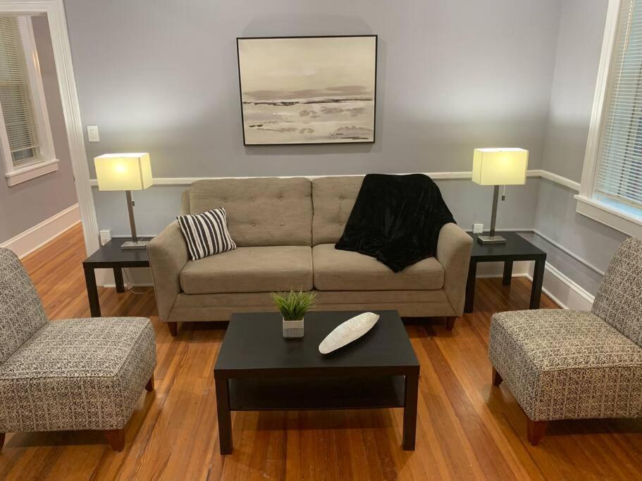 sala de estar con sofá y 2 sillas en Cozy 2BD/2BA Apartment en Baltimore