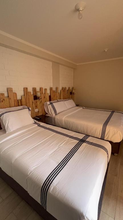 Säng eller sängar i ett rum på Hotel ALOHA