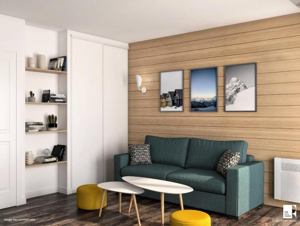uma sala de estar com um sofá e uma mesa em Résidence La Rivière - maeva Home - Appartement 2 pièces 6 personnes - Sé 71 em Chamonix-Mont-Blanc