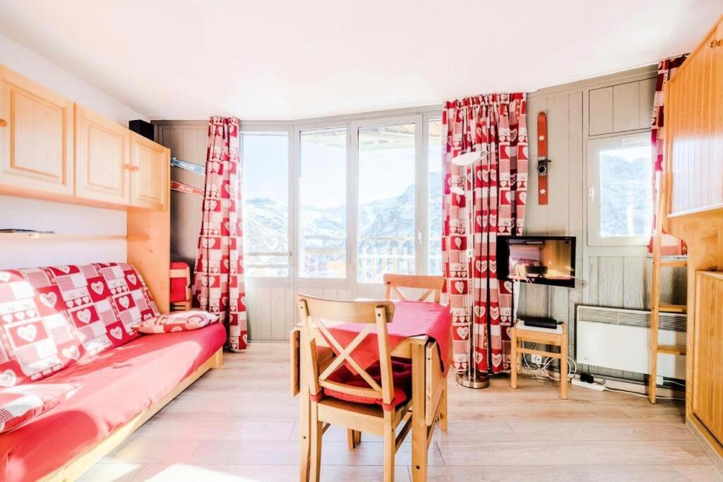 un salon avec un lit et une table dans l'établissement Résidence Les Ruches - maeva Home - Studio 2 Personnes - Confort - Bâtiment Allegro MAE-7437, à Avoriaz