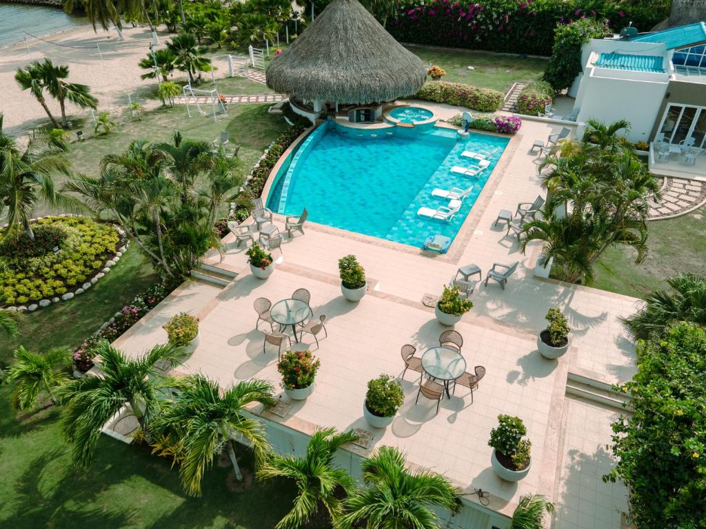 - une vue sur la piscine d'un complexe dans l'établissement CAMATAJUA BARU HOUSE, à Playa Blanca
