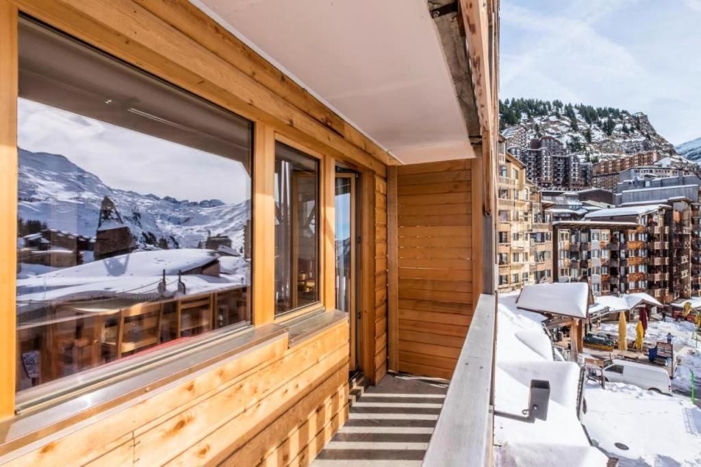 un balcon avec vue sur les montagnes dans l'établissement Résidence Les Fontaines Blanches - maeva Home - 2 Pièces 6 Personnes Confort MAE-3722, à Morzine