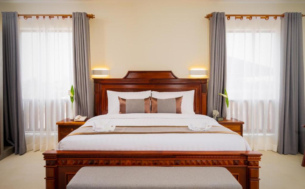 Postel nebo postele na pokoji v ubytování Mony Reach Angkor Hotel