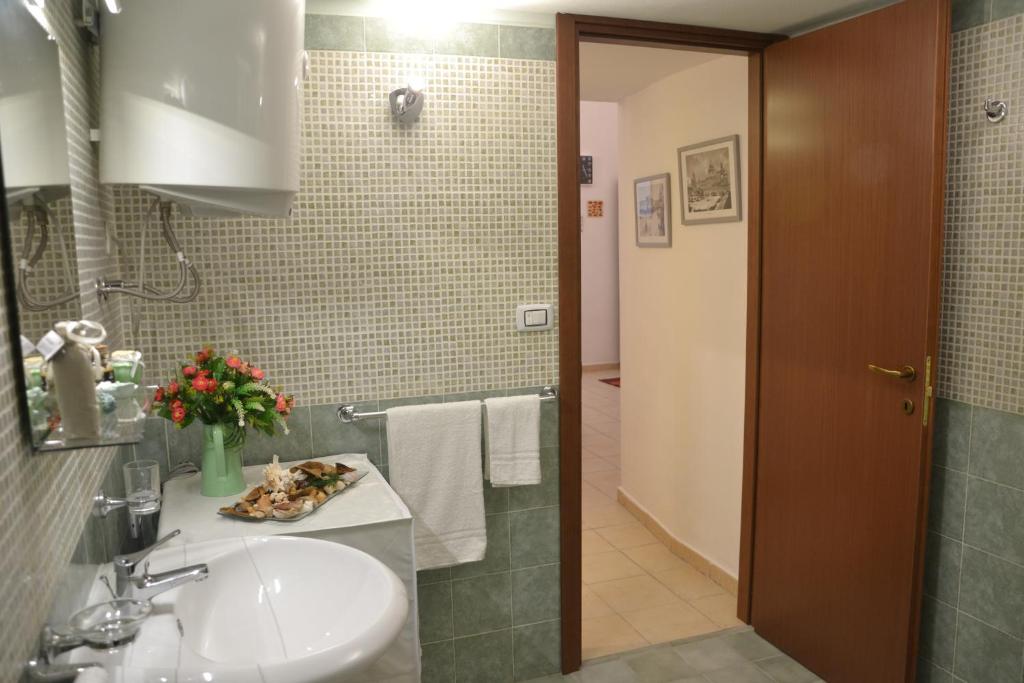 A bathroom at Quattro Canti Valù