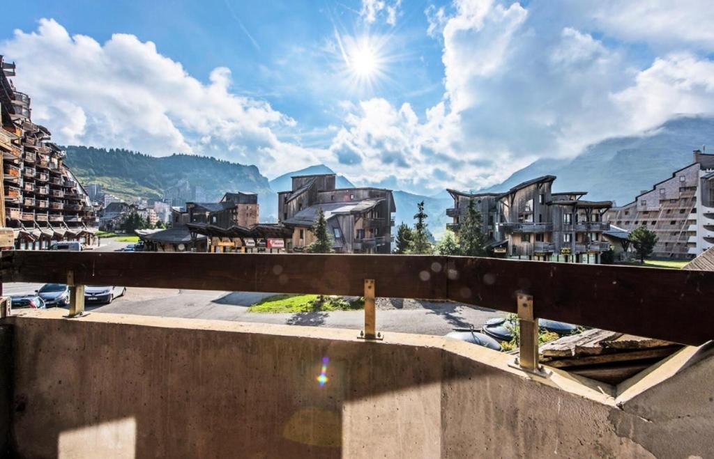 - une vue sur une ville depuis un pont avec des bâtiments dans l'établissement Résidence Quartier Falaise - maeva Home - Studio 4 Personnes Confort MAE-1709, à Avoriaz