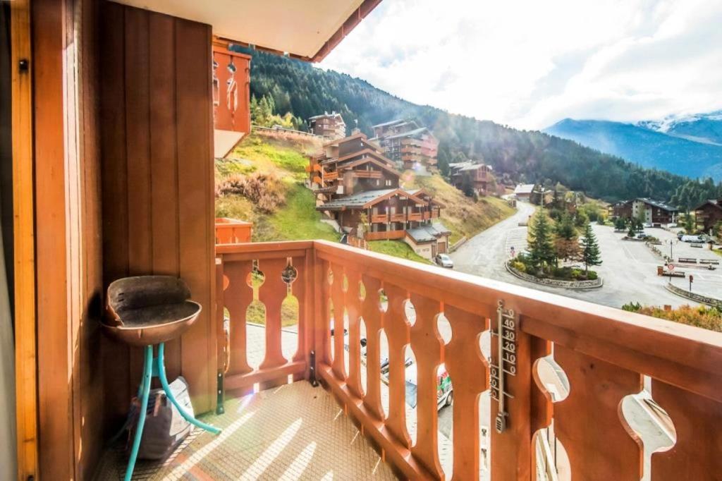 a balcony with a view of a mountain at Résidence Les Sentiers du Tueda - maeva Home - 2 Pièces 4 Personnes Sélect 11 in Les Allues