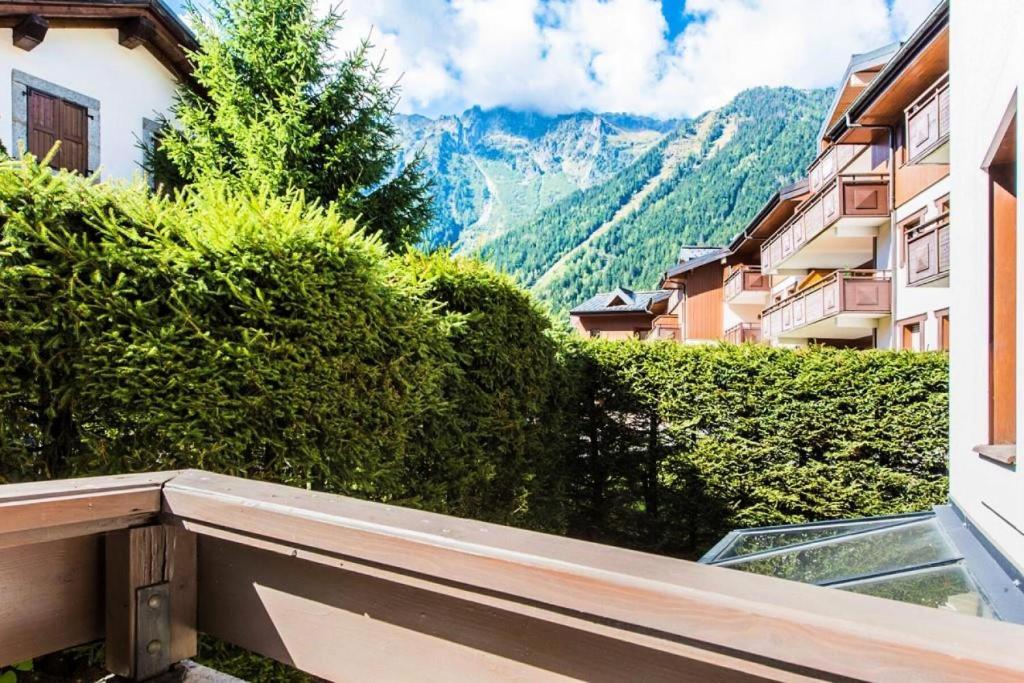 un balcon avec vue sur les montagnes dans l'établissement Résidence La Ginabelle - maeva Home - 2 Pièces 4 Personnes Prestige MAE-1307, à Chamonix-Mont-Blanc