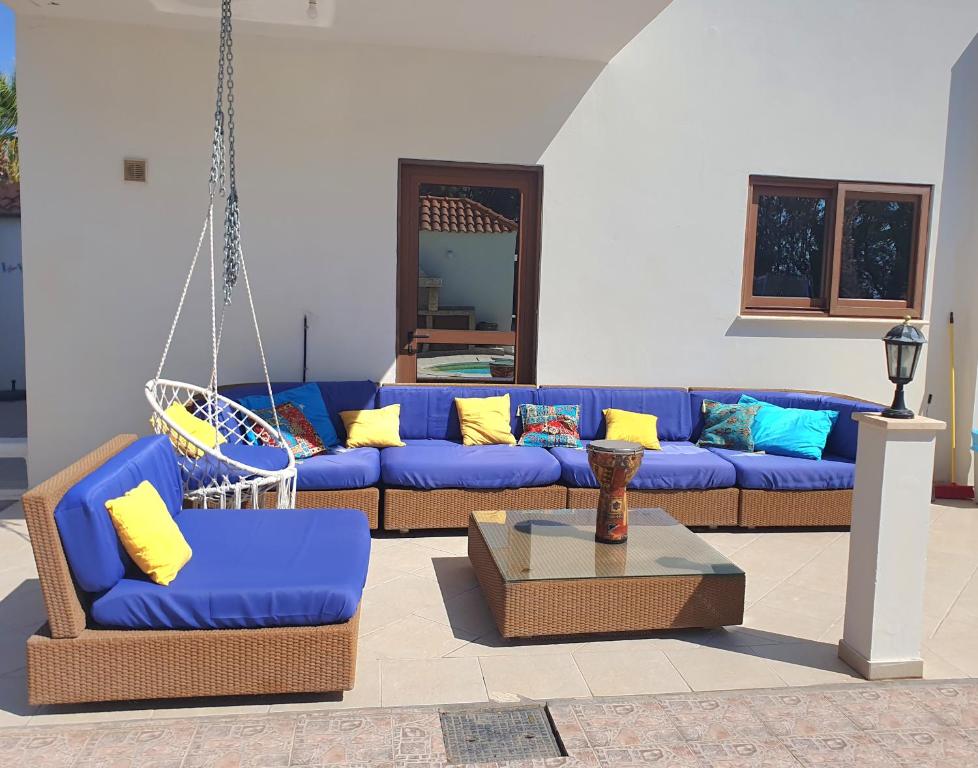Posezení v ubytování Larnaca Mansion Ideal for 3 Families or more