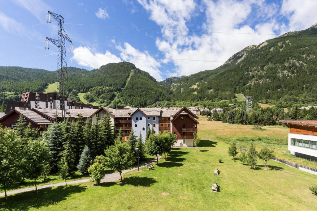 une vue aérienne d'une station de montagne dans l'établissement Résidence L'Alpaga - maeva Home - Appartement 3 Pièces 7 Personnes - Budget MAE-2454, à La Salle Les Alpes