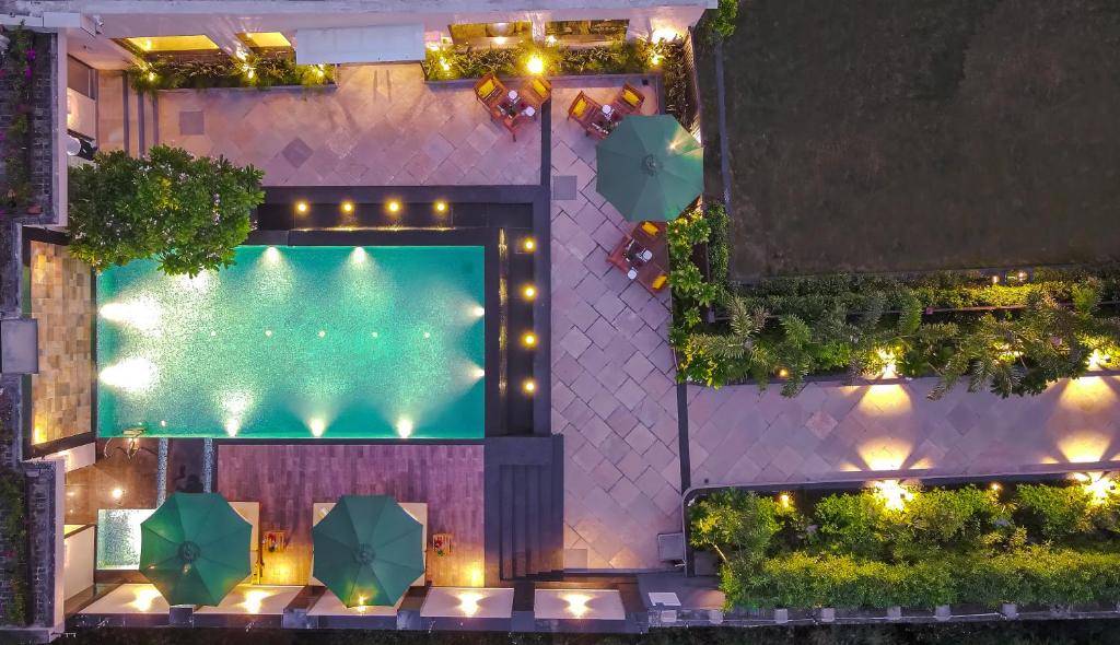 Bazén v ubytování Royale Sarovar Portico Agra nebo v jeho okolí