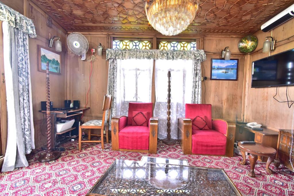 TV a/nebo společenská místnost v ubytování Houseboat Zaindari Palace
