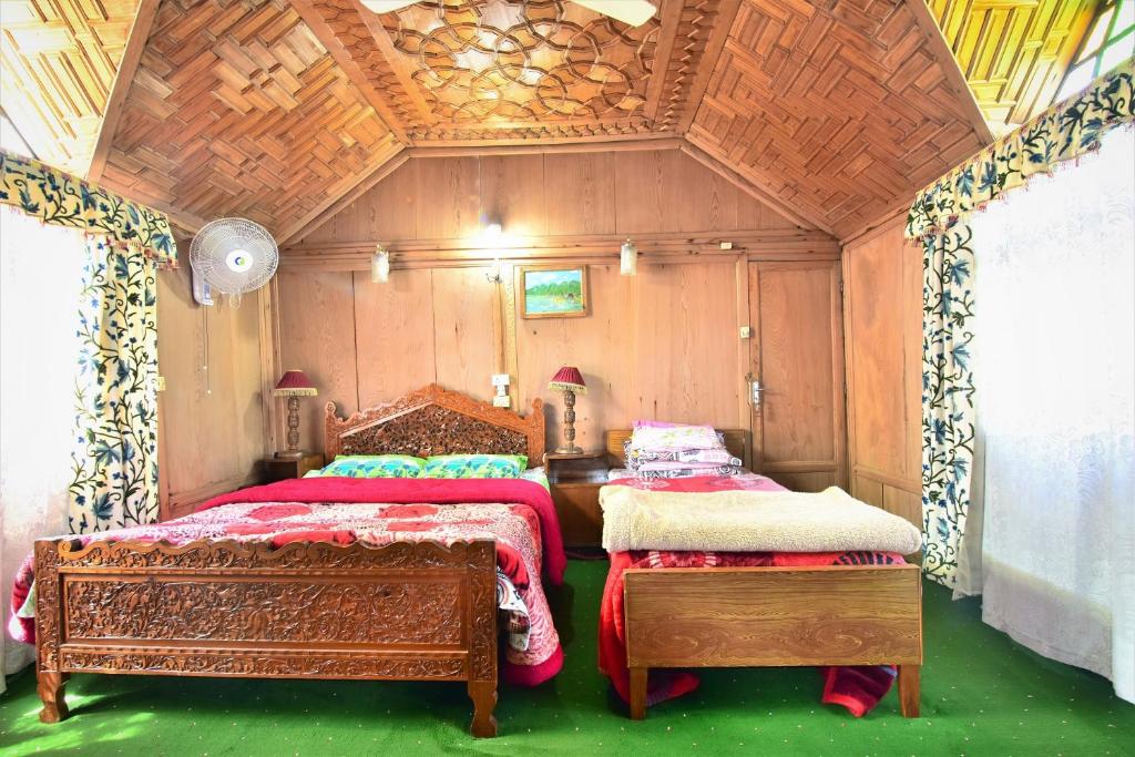 Postel nebo postele na pokoji v ubytování Houseboat Zaindari Palace