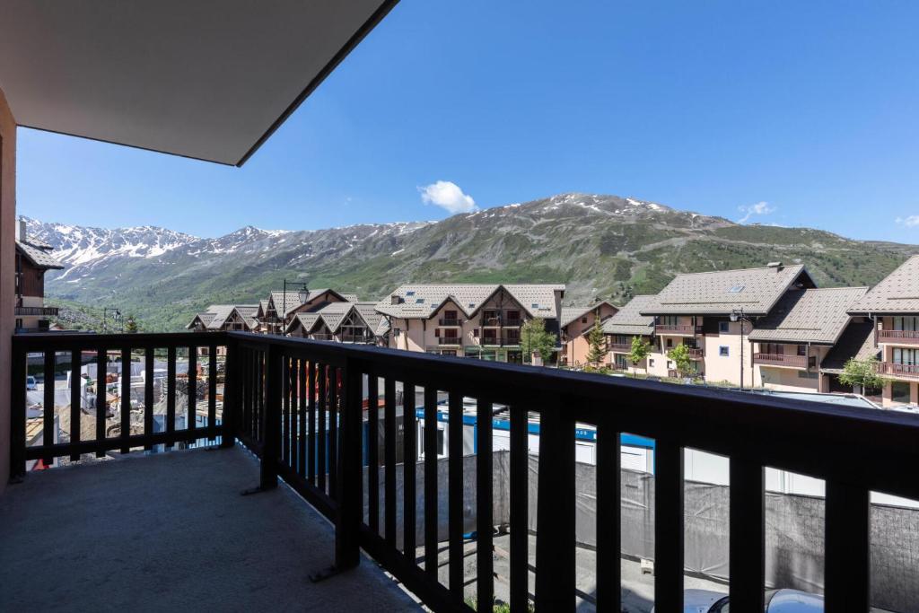 un balcon avec vue sur une montagne dans l'établissement Résidence Le Thabor - maeva Home - Studio 4 Personnes - Sélection MAE-0044, à Le Désert