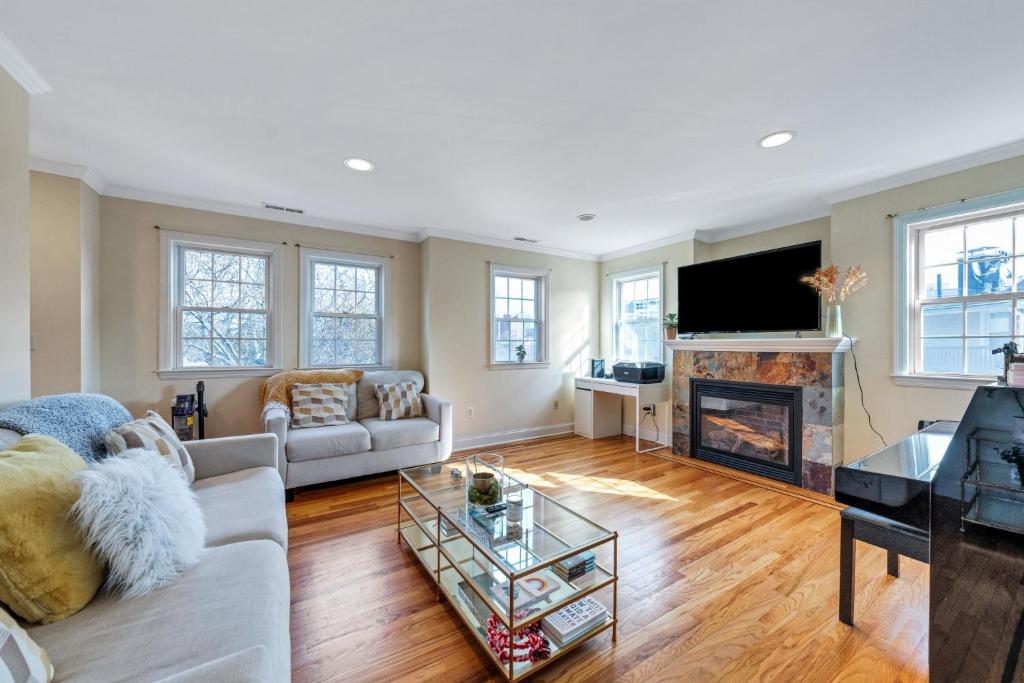 - un salon avec un canapé et une cheminée dans l'établissement Luxurious Downtown Haven - Stillwater, Stamford, CT, à Stamford