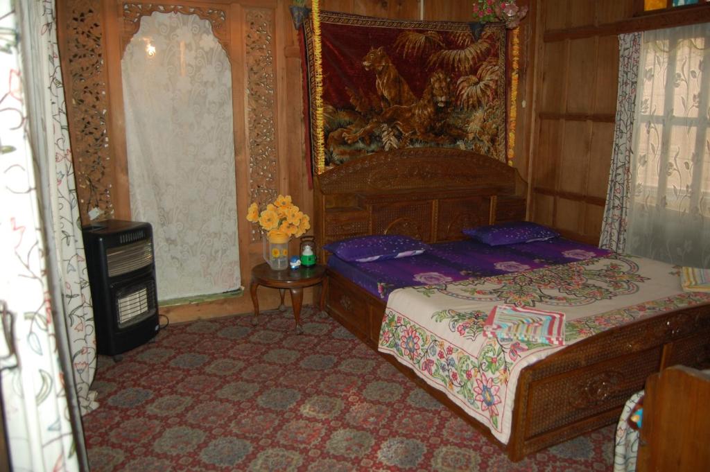 Postel nebo postele na pokoji v ubytování Houseboat Zaindari Palace