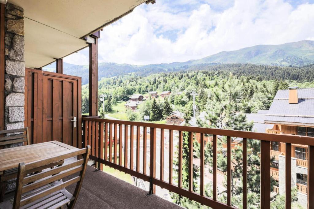 a balcony with a bench and a view of the mountains at Résidence Les Ravines - maeva Home - Studio 4 personnes Sélection 44 in Les Allues