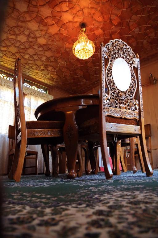 Fotografie z fotogalerie ubytování Houseboat Zaindari Palace v destinaci Šrínagar