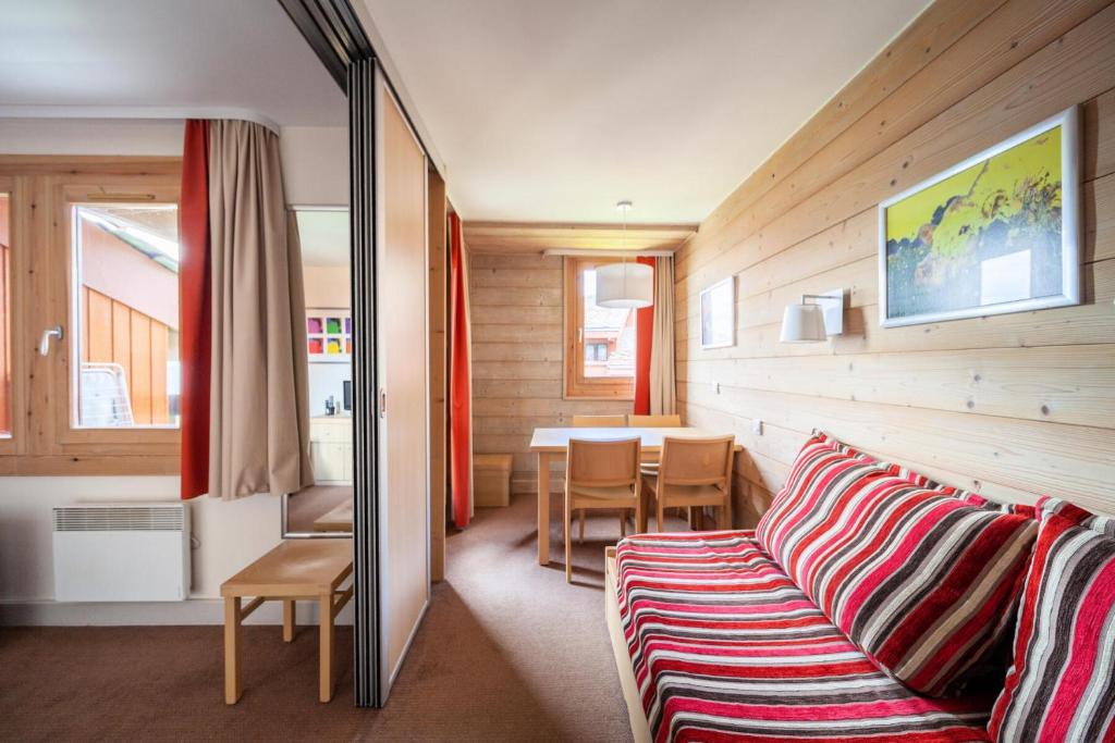 un salon avec un canapé et une table dans l'établissement Résidence Plagne Lauze - maeva Home - Studio 4 Personnes - Sélection MAE-6664, à Mâcot La Plagne