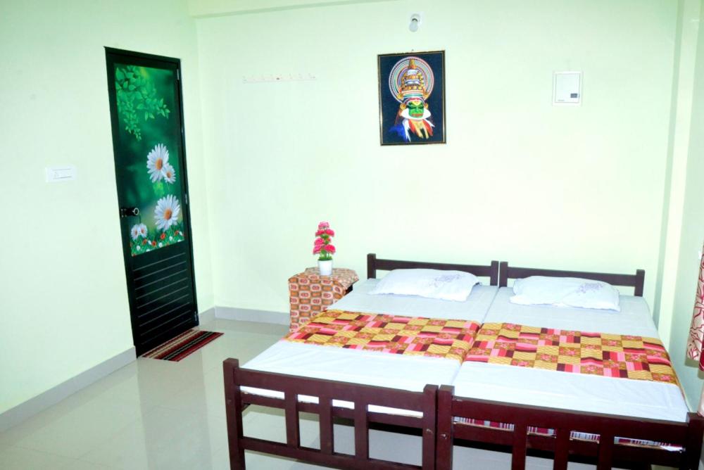 Revathy Tourist Home في Kallar-Bridge: غرفة نوم بسرير في غرفة