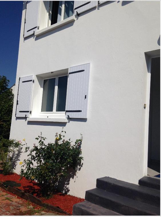 - un bâtiment blanc avec une fenêtre et une brousse dans l'établissement Maison en plein cœur de la tranche sur mer 500 m plage, à La Tranche-sur-Mer