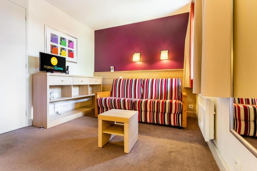 un salon avec un canapé et une table dans l'établissement Résidence Plagne Lauze - maeva Home - Studio 4 Personnes - Sélection MAE-4324, à Mâcot La Plagne