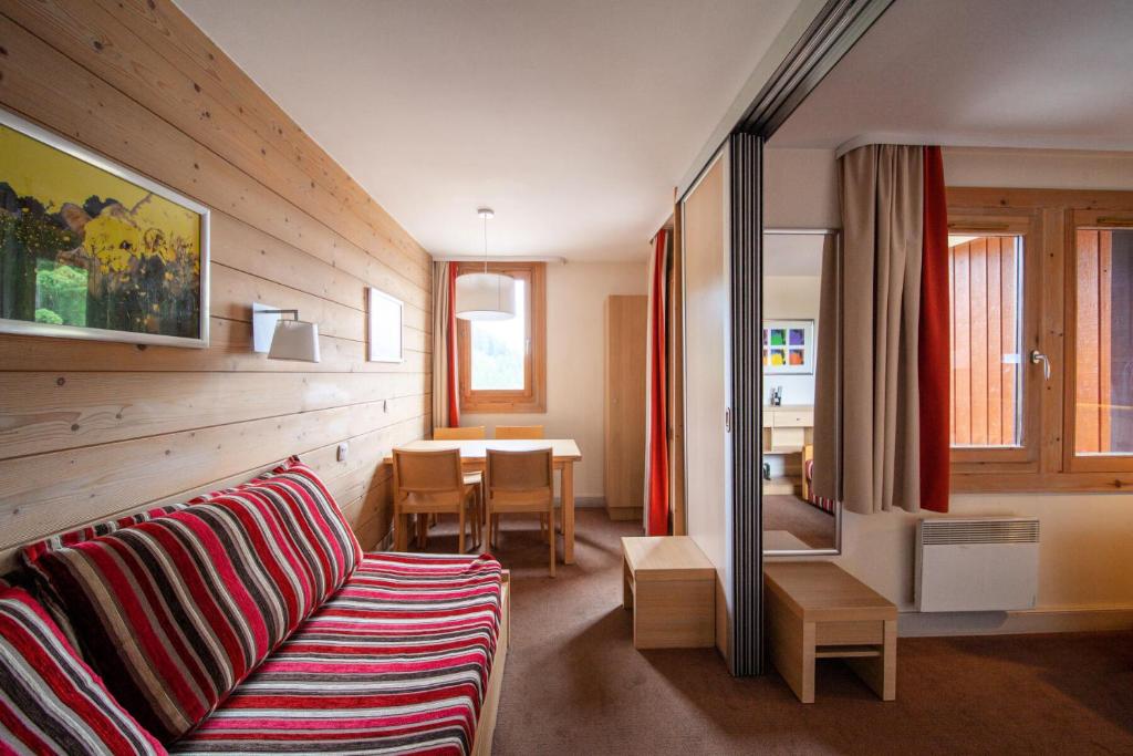 un salon avec un canapé et une table dans l'établissement Résidence Plagne Lauze - maeva Home - Studio 4 Personnes - Sélection MAE-6654, à Mâcot La Plagne