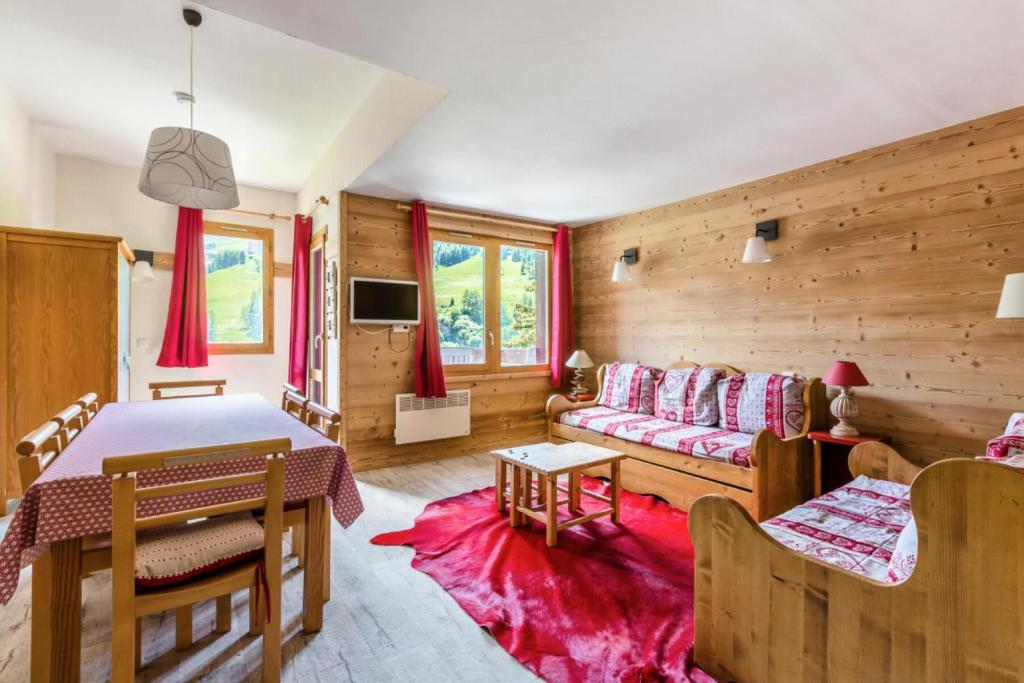 un salon avec un canapé et une table dans l'établissement Résidence Plagne Lauze - maeva Home - Appartement 4 pièces 8 personnes Selection MAE-4893, à Mâcot La Plagne