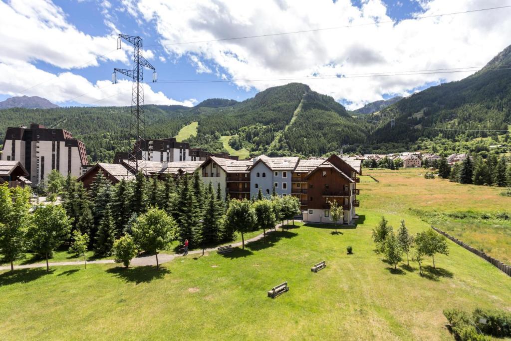 une vue aérienne sur une ville avec des arbres et des montagnes dans l'établissement Résidence L'Alpaga - maeva Home - Appartement 2 pièces 5 personnes - Sélection MAE-2574, à La Salle Les Alpes