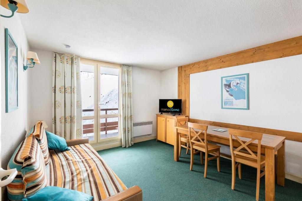 une chambre avec un lit, un bureau et une table dans l'établissement Résidence Le Montana - maeva Home - Appartement 2 pièces 8 personnes - Sélection MAE-7254, à La Mongie