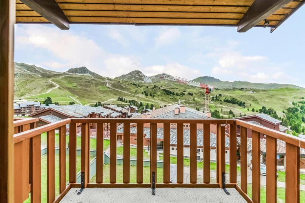 un balcon avec vue sur les montagnes dans l'établissement Résidence Les Constellations - maeva Home - Appartement 2 pièces 6 personnes - Prestige MAE-9440, à La Plagne Tarentaise
